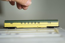 80121 N Scale CON COR PASSENGER CAR CNW CHICAGO NORTH WESTERN