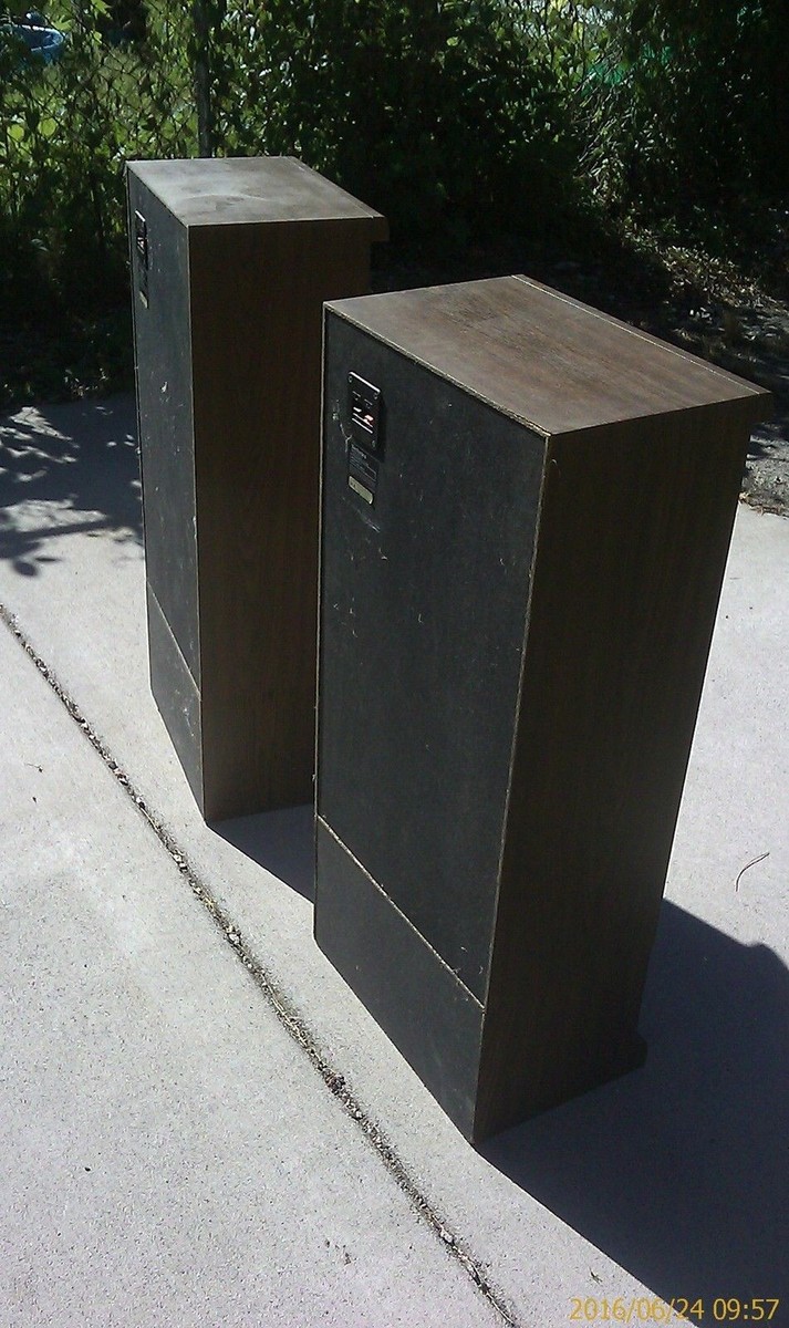 Set of 2 VINTAGE TECHNICS SB-2740 3 WAY Tower SPEAKERS 200 watts