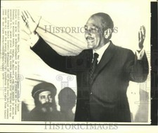 1973 Press Photo Egyptian Pres. Anwar Sadat acknowledges a crowd in Kobra, Egypt
