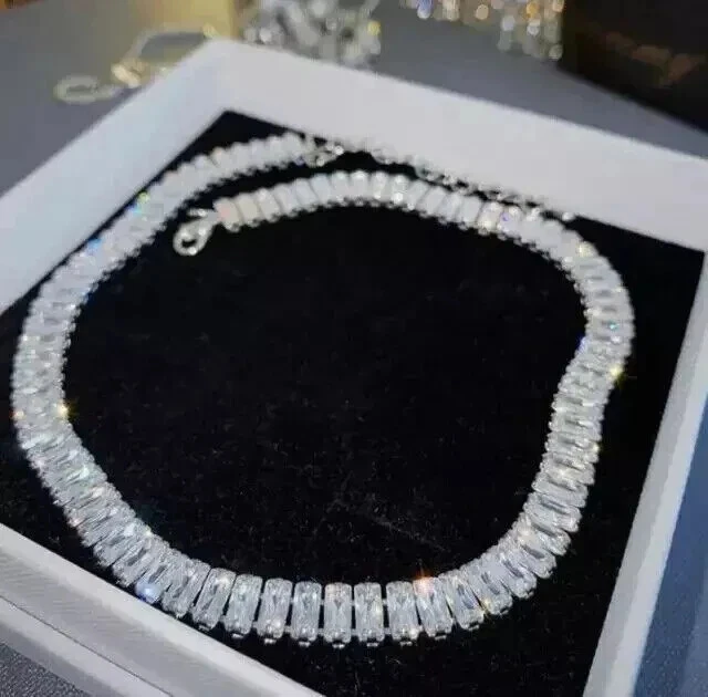 Gargantilla de tenis de diamantes de corte esmeralda de 20 quilates de oro blanco de 14 quilates Foto 2 de 3