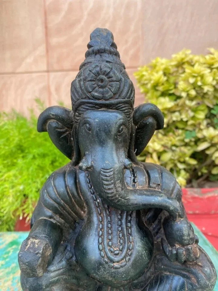 Antigua figura rara adorada del dios hindú Ganesha tallada a mano de piedra negra antigua rara Foto 2 de 4