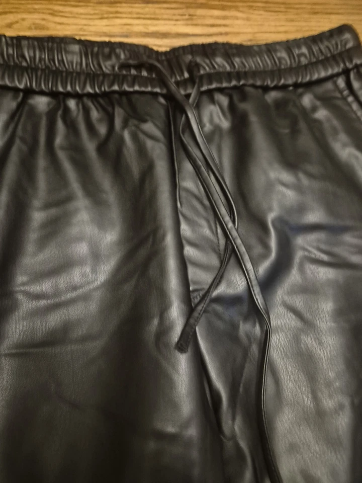 Nuevos pantalones cargo Zara cargo imitación cuero negros cintura elástica talla XS  Foto 4 de 4