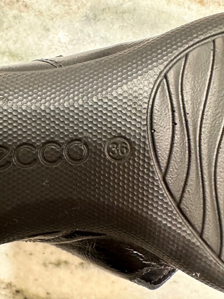 ECCO Sandals Flip Flops Womens EU 36 US 5 / 5.5 Black Patent Leather