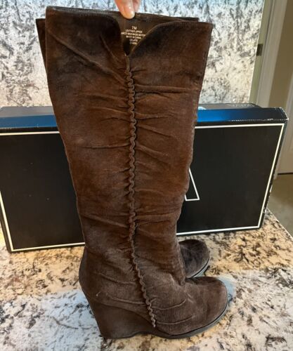 boots women size 7 chin - image 1