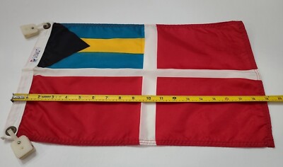 Le Drapeau Des Bahamas Sur Une Hampe De Drapeau | Vecteur Premium