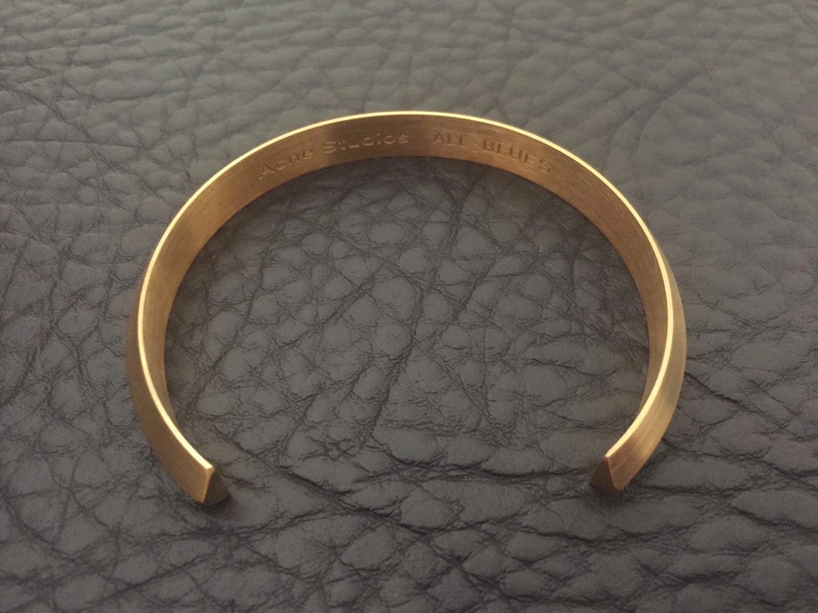 BRACCIALE UOMO ACNE STUDIOS PLACCATO ORO FINITURA SPAZZOLATA MINIMALISTA SMUSSATO