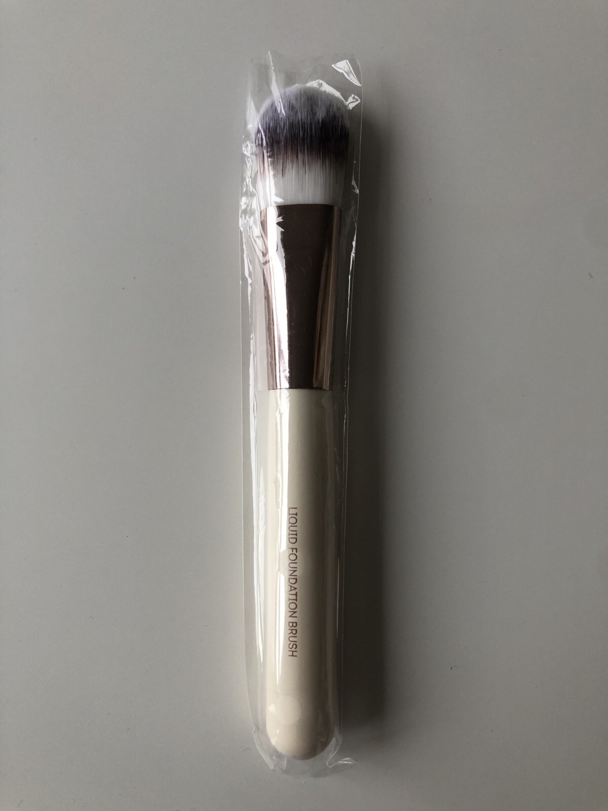 Pinceau fond de teint liquide Nude by Nature en poils synthétiques doux
