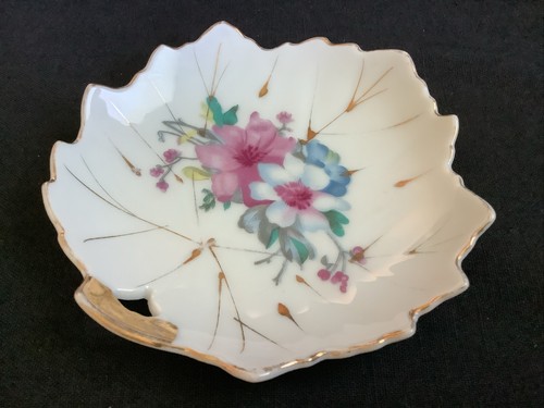 Leaf-Shaped Porcelain Candy/Nut Dish Hand-Decorated Japan w/Gold Trim - 4 3/4" - Picture 2 of 4