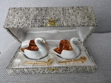 ANCIENNE PAIRE DE SALIÈRE POIVRIÈRE EN PORCELAINE DE LIMOGES "CYGNES" MOUTARDE