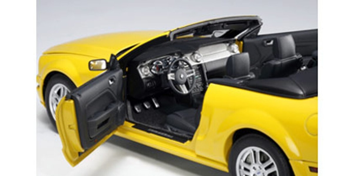 2006 Autoart Ford Mustang GT オートアート AUTOart 2006 Ford Mustang GT Convertible Screaming Yellow 1