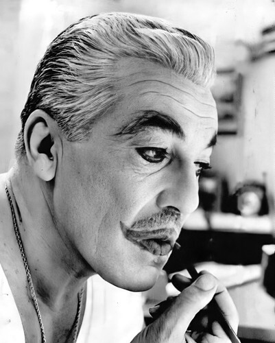 Cesar Romero Applying Joker Makeup Batman Behind the Scenes Photo - 第 1/1 張圖片