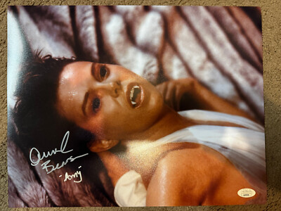 Amanda Bearse (Amy) - Fright Night - 11''x14'' signed Autogramm mit JSA COA