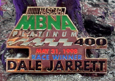 1998 NASCAR Winston Cup Racing Pin Dale Jarrett MBNA Platinum 400 05/31/98 