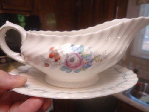 helsea Rose Gravy Boat with attached Liner by Royal Doulton - Picture 3 of 6