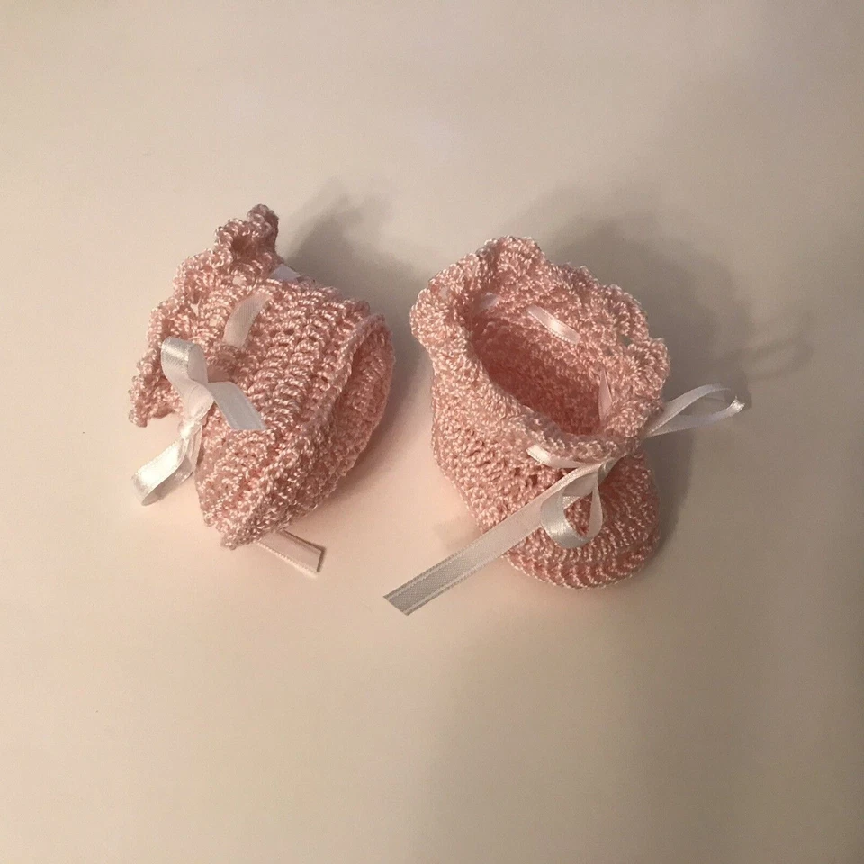 Zapatos de bebé de ganchillo botines de bebé zapatos de muñeca rosa claro concha con cinta blanca Foto 2 de 4