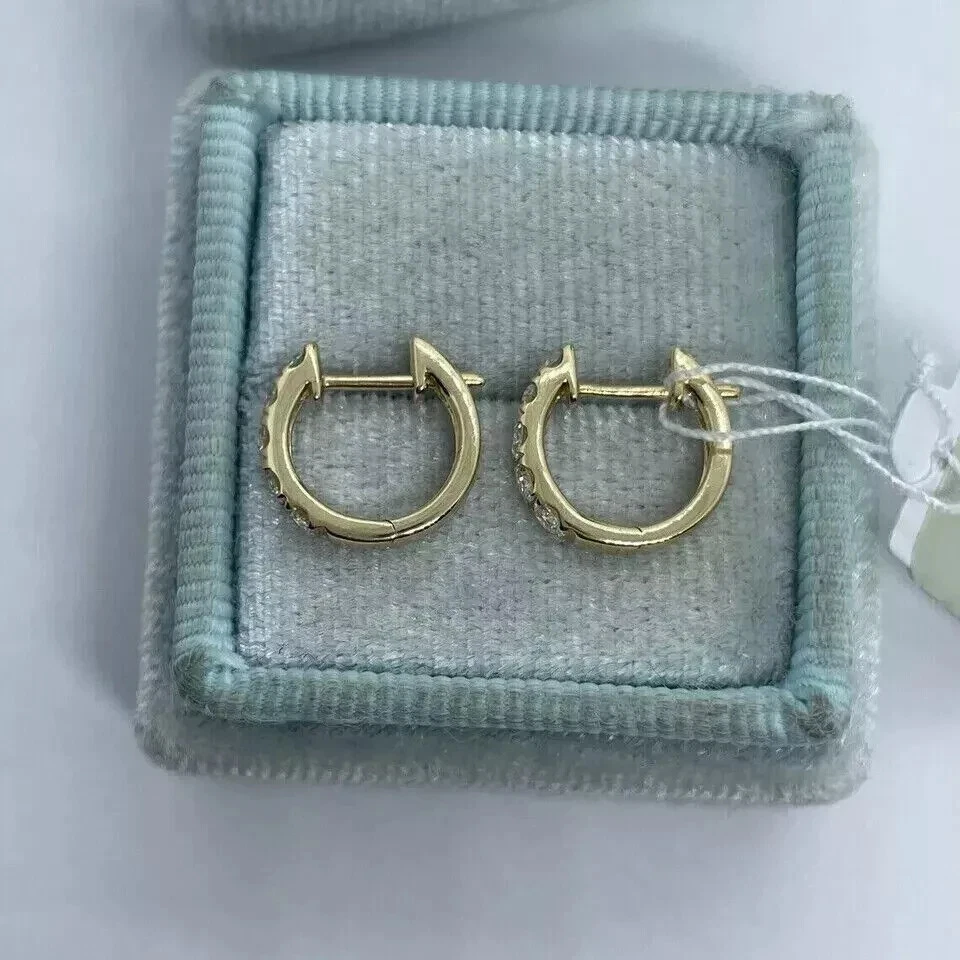 Aretes tipo argolla Huggie pequeños de diamantes reales de corte redondo de 0,60 quilates enchapados en oro amarillo de 14 quilates Foto 4 de 4