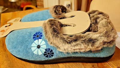 Women's Acorn Chinchilla Flower Faux Fur Collar Lined Slippers 8-9 NWT