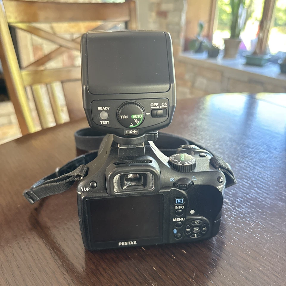 Paquete de cámara digital Pentax K2000 SLR con lente de 18-55 mm, flash AF-200FG, bolsa + correa Foto 4 de 4