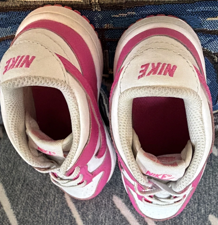 Nike Dunk Low Laser Fucsia Rosa Barbie TD Niño Tenis Zapatos FB9107-102 Foto 2 de 4