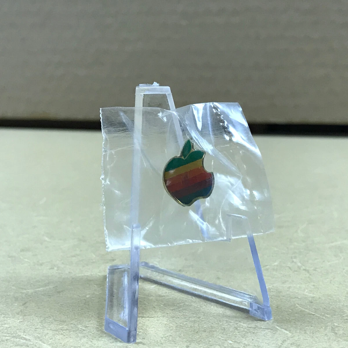 Preços baixos em Pin do logotipo da Apple em Manuais e