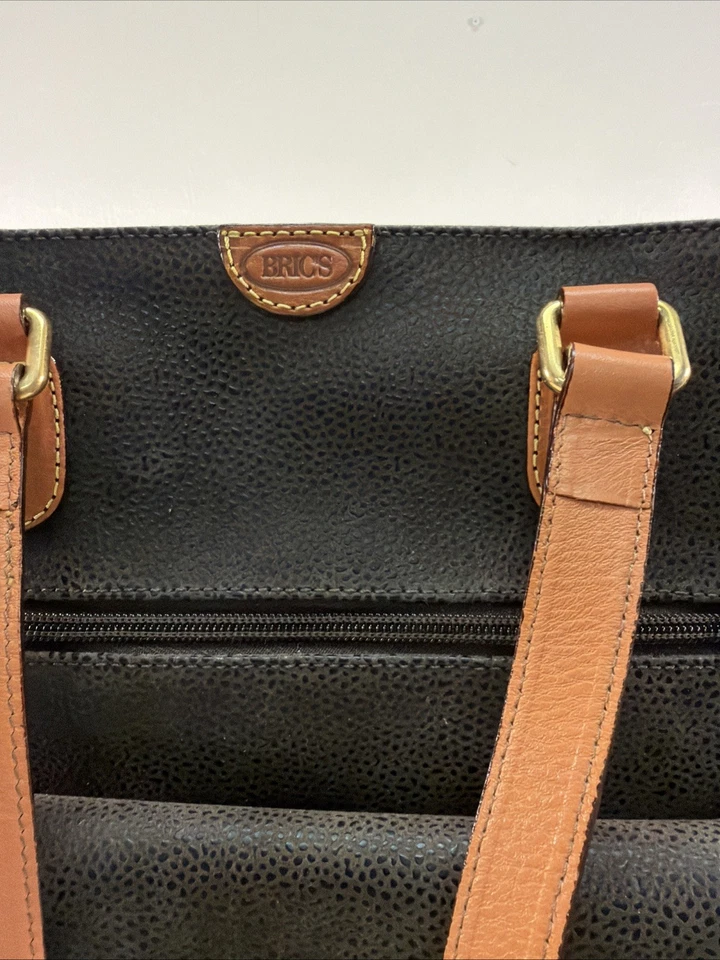 Bolso de Mano Bric’s Cuero Texturizado 11” Ancho por 13 Nuevo con Etiquetas Foto 2 de 4