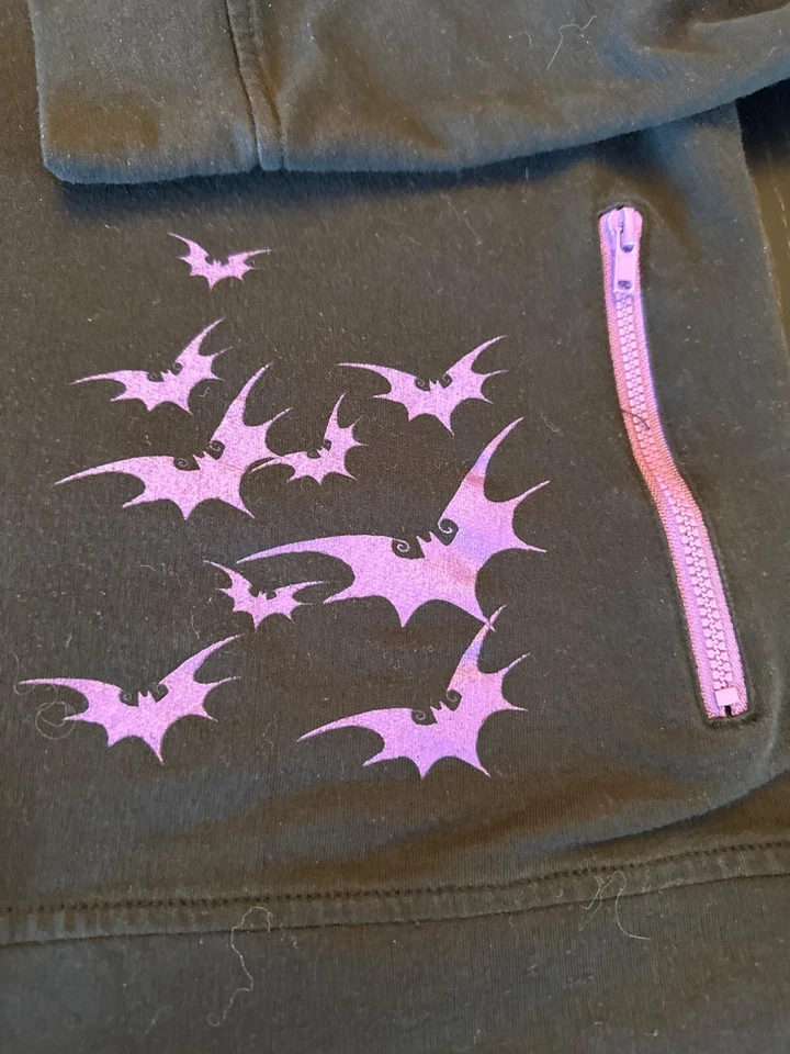 Pesadilla antes de Navidad sudadera con capucha negra con cremallera estampado de murciélago rosa para mujer grande Foto 2 de 4