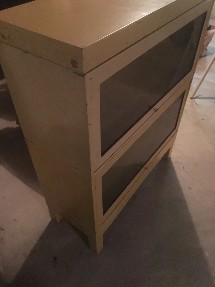 Librería industrial moderna de vidrio y metal Detroit Arsenal Mid Century Barrister Foto 2 de 4