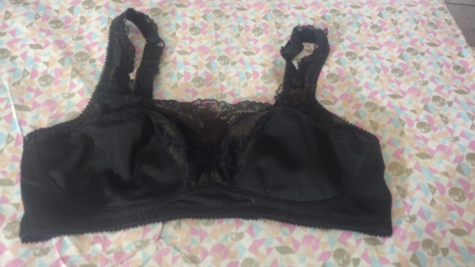 Women's Bra Black Classique Brand Size 34B Wire Free.