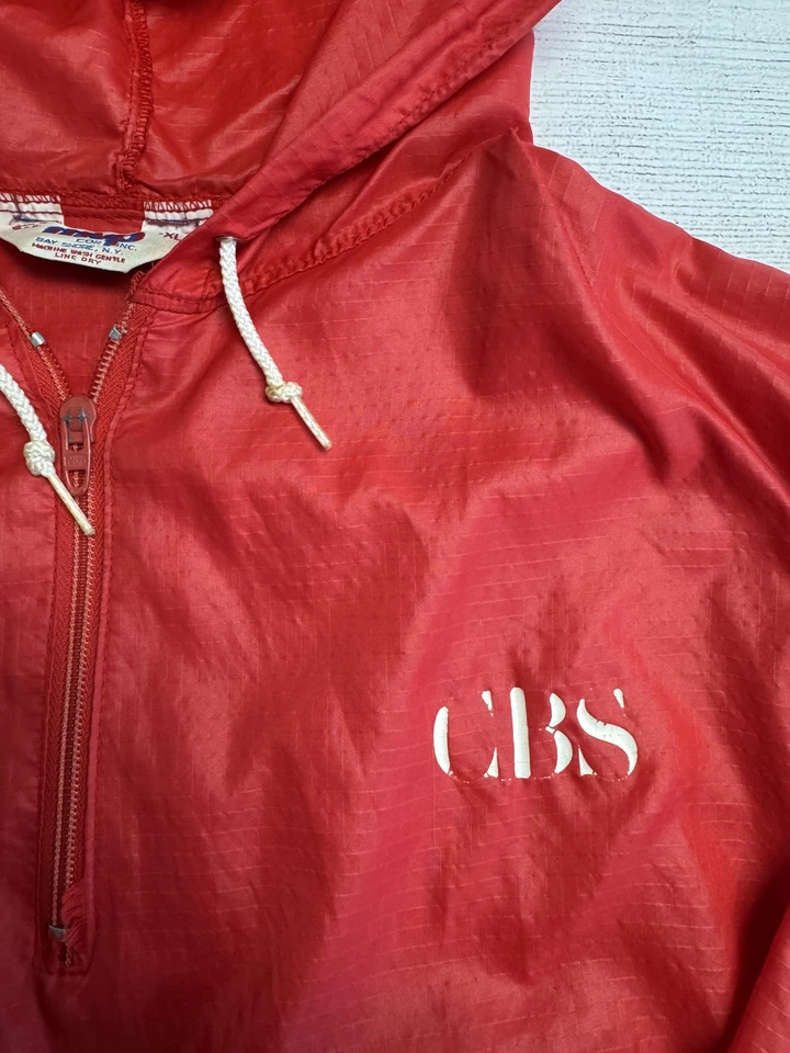 Jaqueta CBS Masculina Vintage XL Nylon Vermelho Com Capuz Anorak Windbreaker Fabricada nos EUA Anos 80 - Imagem 3 de 4