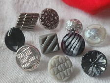 Lot 10 boutons anciens en verre argenté panaché 1,1 à 1,4 cm ref 2127