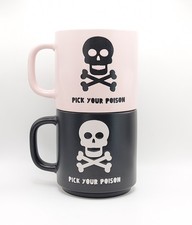 Juego de tazas Pick Your Poison, 2 tazas de cerámica 16 OZ rosa y negro calavera regalo de Halloween