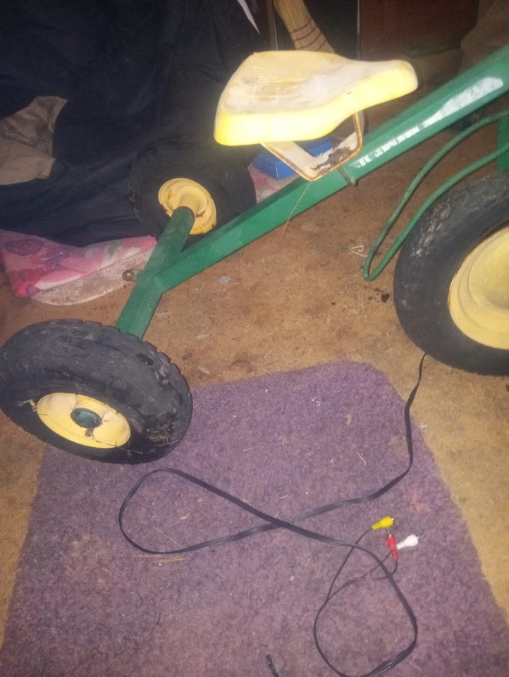 Tractor de juguete John Deere vintage montado Foto 3 de 4