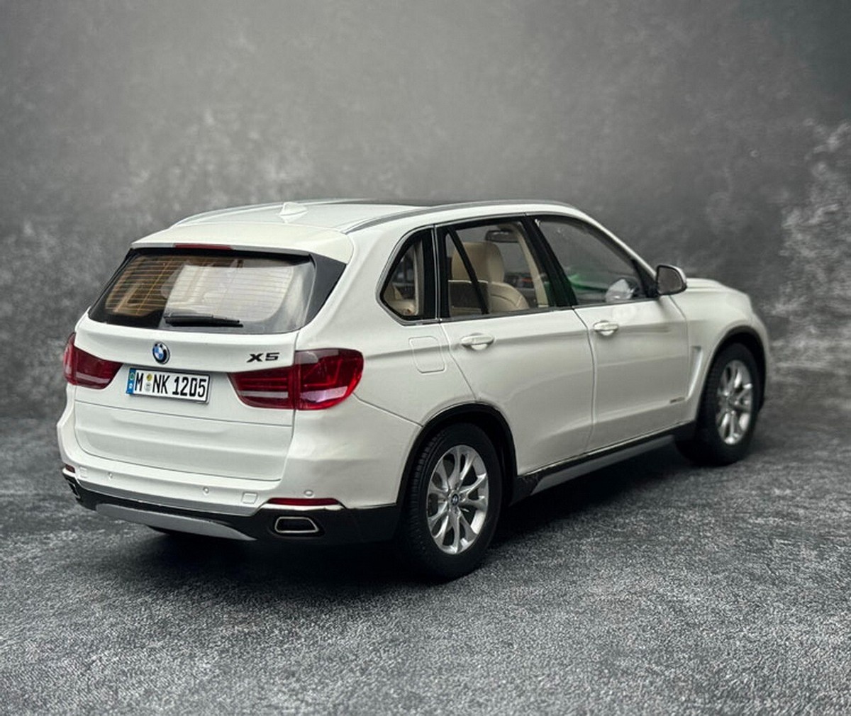 BMW X5 1/18 ダイキャスト ホワイト 1/18 BMW X5 F15 Generation (2013-2018) (White) Diecast Car Model