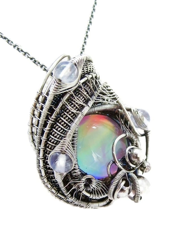 Collar Aurora Opal envuelto en alambre en plata de ley con piedra lunar arco iris Foto 3 de 4