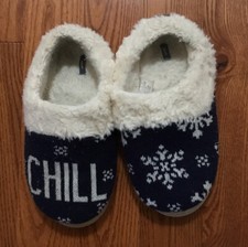 AERIE BLUE NAVY WHITE CHILL SNOWFLAKE PRINTED SLIPPERS SIZE MEDIUM 7-8