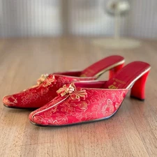 Vintage Y2K Red Brocade Oriental Mules Heels Gold Trim Slip Ons Asian Chinese 7