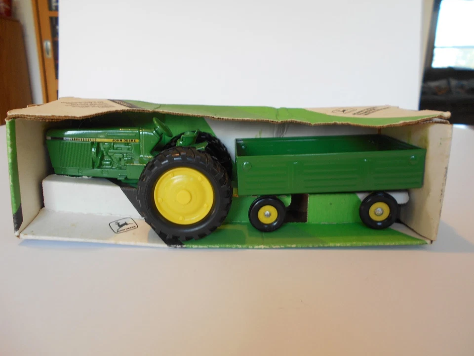 2001 Ertl 1:32nd Scale John Deere 4450 Tractor with Barge Wagon, #70DN, NIB - Image 2 of 4