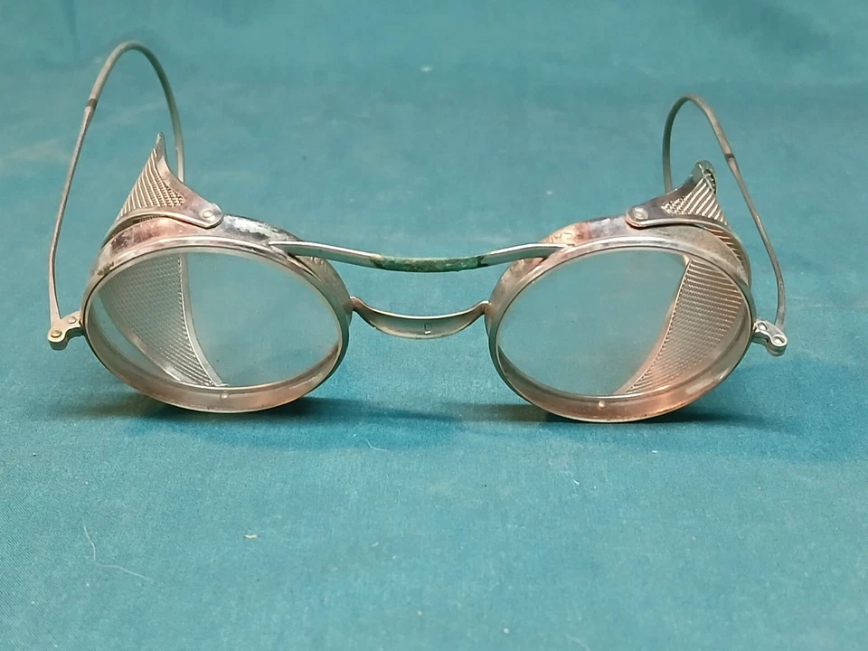 Gafas de seguridad de metal vintage, protectores laterales de metal, Saniglas, principios de 1900 con estuche Foto 2 de 3