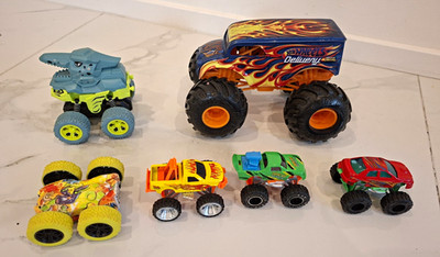 Hot Wheels Monster Trucks Spielzeugautos Set, Fantasie-Fahrzeuge versch. Modelle