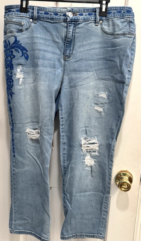 CHICO'S THE PLATINUM EMBROIDERED DISTRESSED CROP JEANS SIZE 2 (U.S. L) BLUE