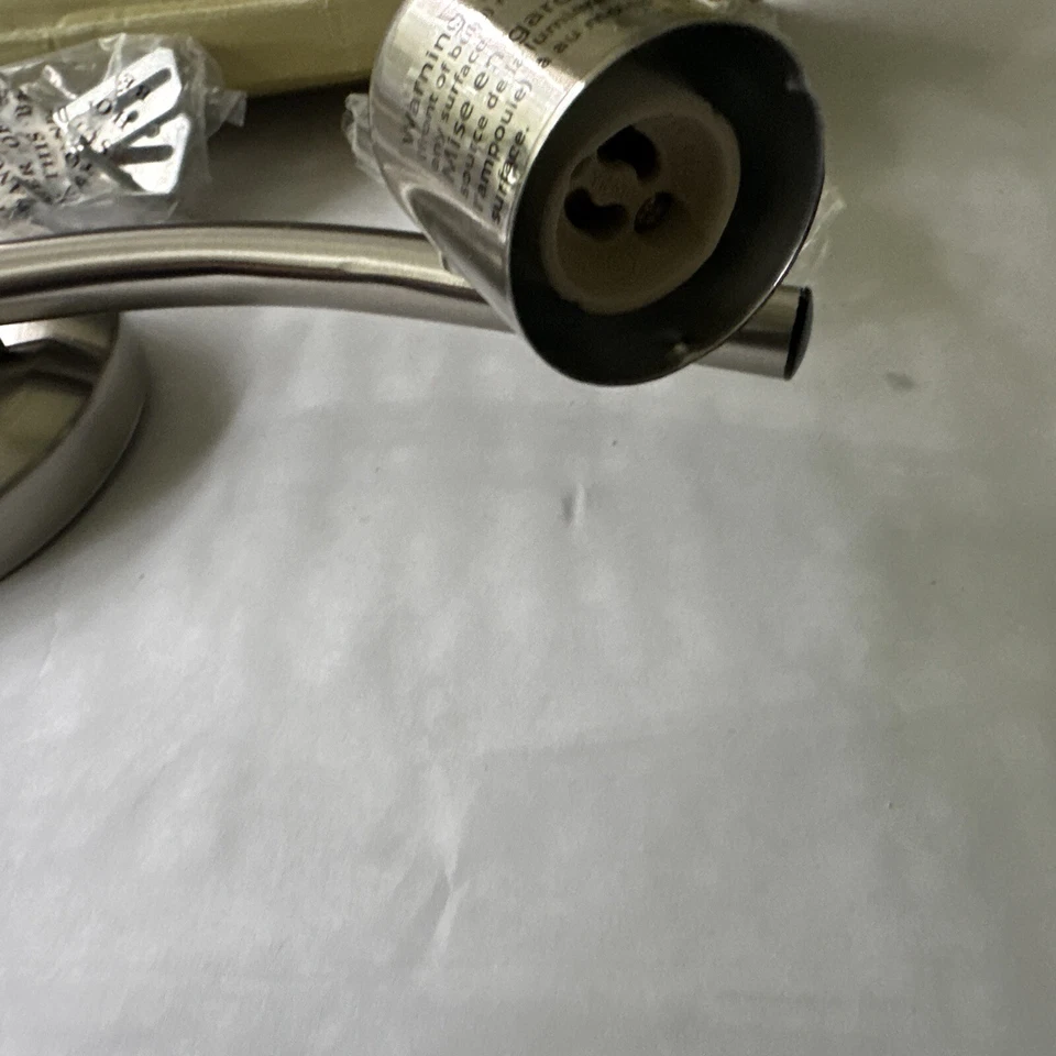 Canarm Pewter James 2 灯 15 英寸宽固定导轨 - 天花板或壁挂 - 开箱 — 第 3/4 张图片