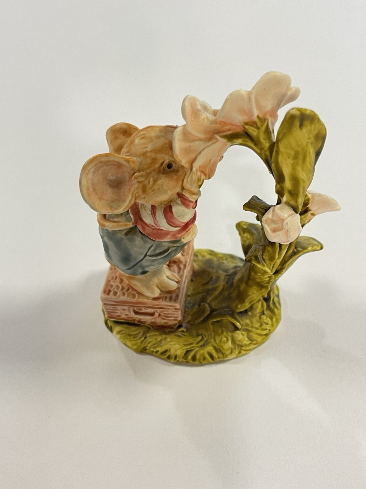 Vintage 1991 Ganz LITTLE CHEESERS Mouse Figurine #05124-LITTLE TRUFFLE w/Flower