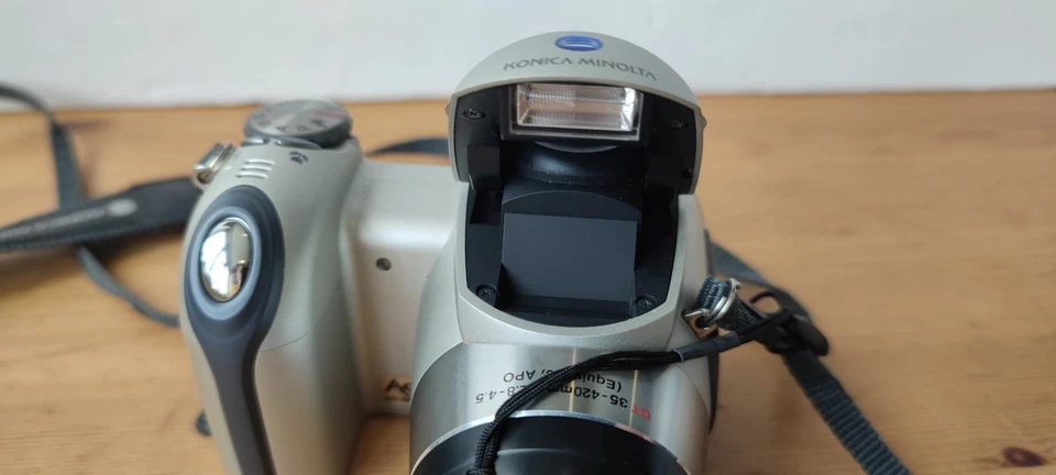 Konica Minolta Dimage Z5 5MP Digital Bridge Camera - Does Not Power On - Spares - Image 3 of 4