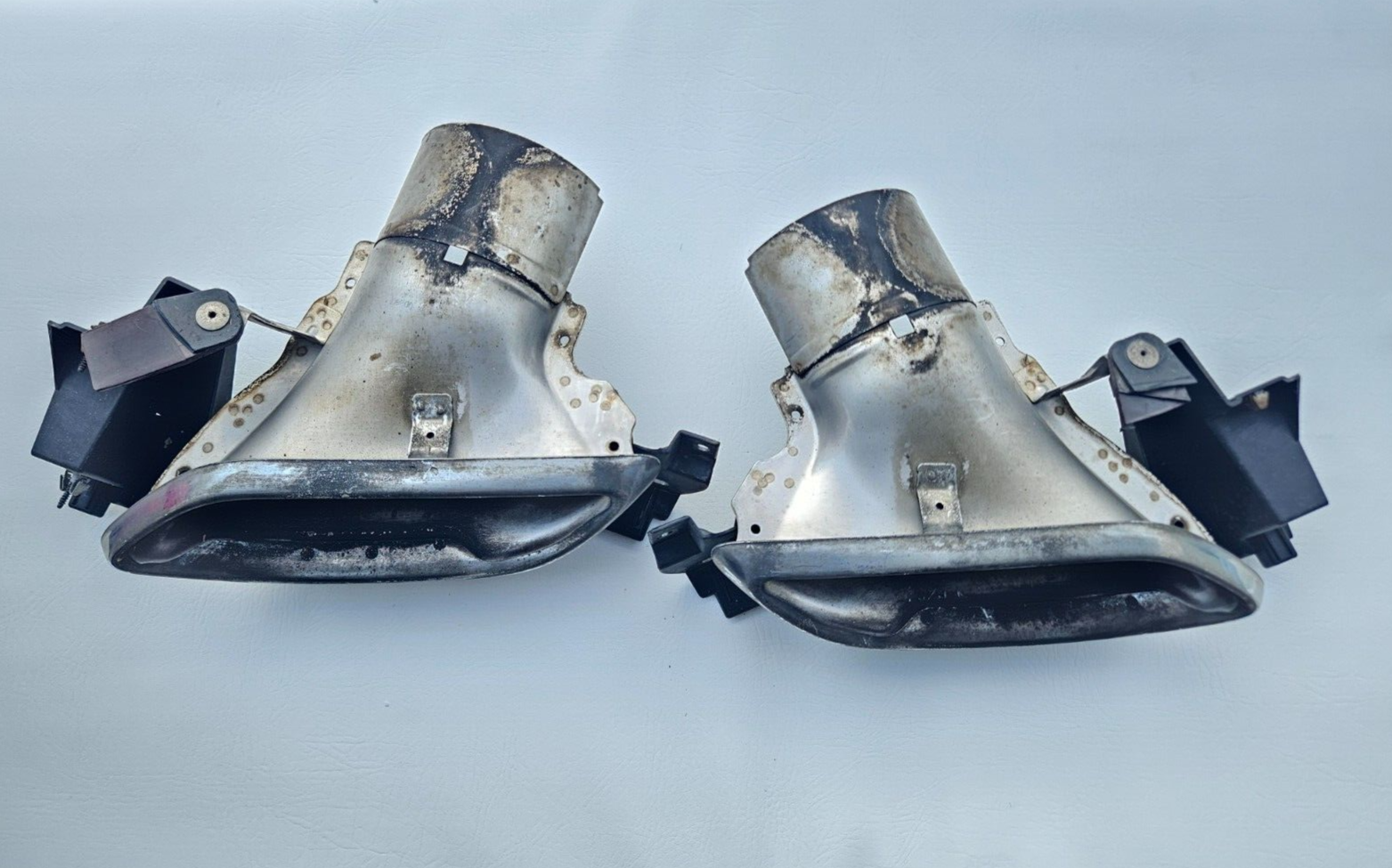 15-17 CHRYSLER 200 LH RH LEFT RIGHT EXHAUST TIPS BUMPER TRIM BEZEL OEM W BRACKET