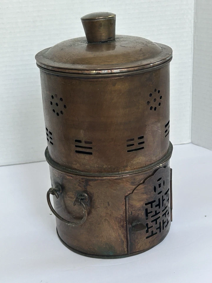 Antigua lonchera china de cobre y latón en capas con mango tallado Foto 2 de 4