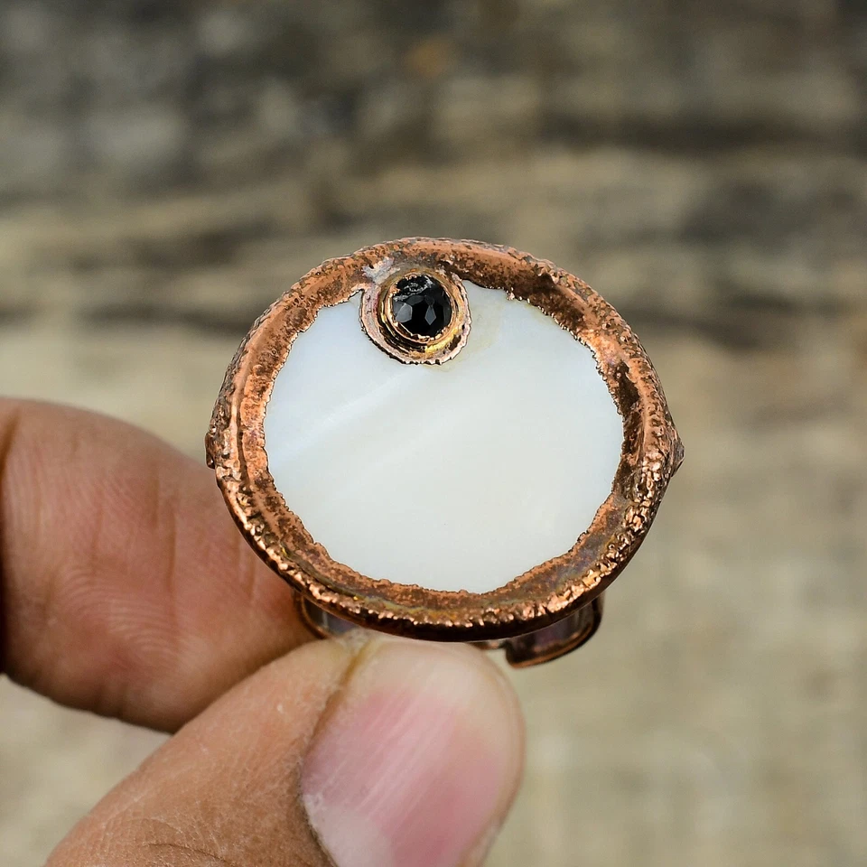 Anillo de compromiso electroformado apilable de cobre con piedra madreperla de ónix negro Foto 2 de 4
