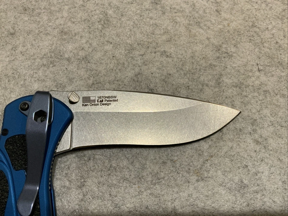 Navaja de bolsillo Kershaw 1670NBSW azul marino desenfocada con clip de titanio personalizado Foto 4 de 4