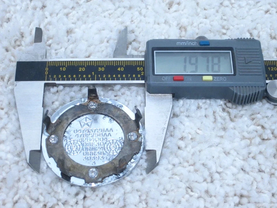 Dodge Grand Caravan 2001-2004 OEM rueda cromada tapa central 04743728 #2F-10 Foto 2 de 2