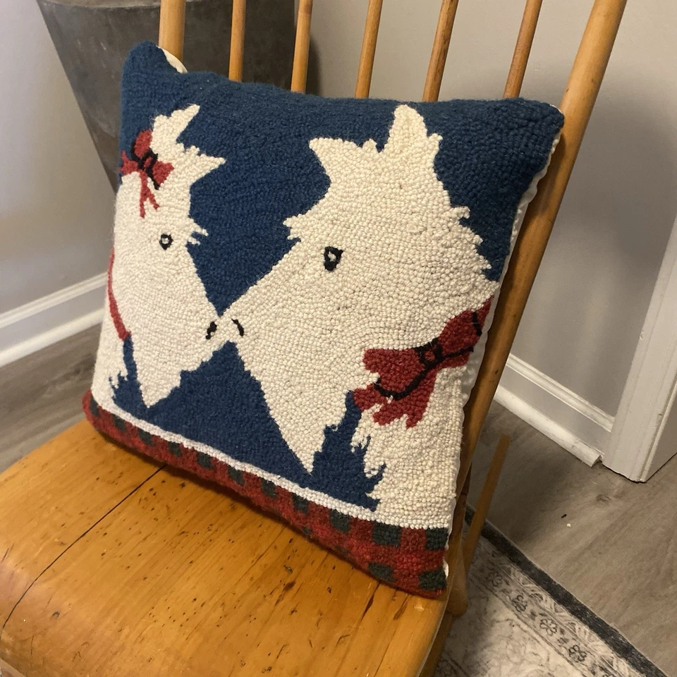 Almohada decorativa de lana enganchada blanca para perro escocés besos vacaciones 16" x 16" de colección Foto 2 de 4