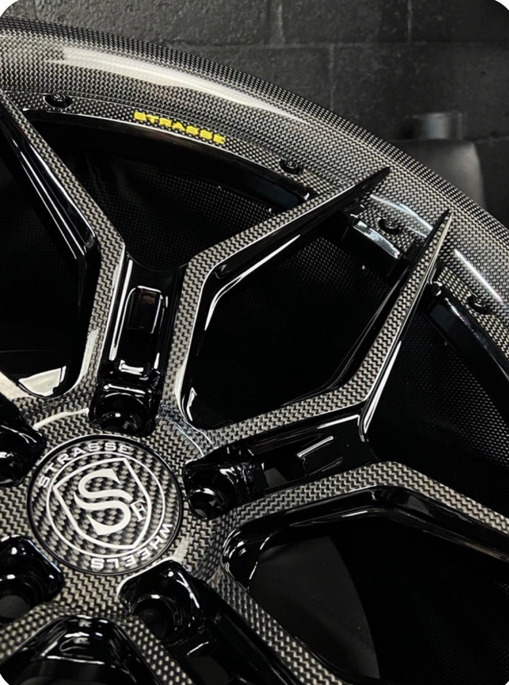 Ferrari 812 Strasse Dymag Carbon Fiber Wheels